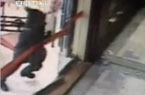 持枪抢劫金店反被打跑