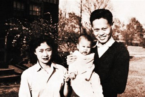 1951年楊振寧夫婦與長子楊光諾，攝於普林斯頓高等研究所宿舍門前