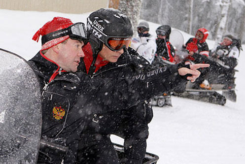梅德韦杰夫和普京在俄南部索契市郊外的红波利亚纳滑雪场乘坐雪地车