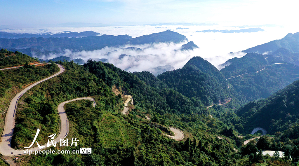 重慶酉陽：“雲端”公路連山鄉