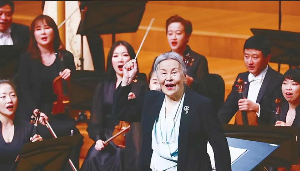 人民锐评：银发不只有“经济” 宜有更多“被看见”