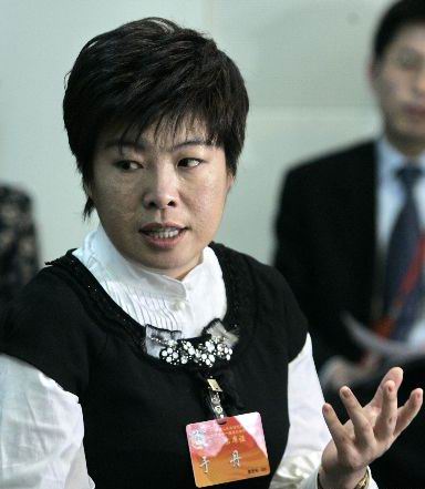 北京委员于丹建议:小学增加义工课拾起感恩教