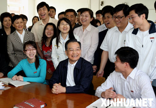 温家宝与中国政法大学学生共度五四青年节