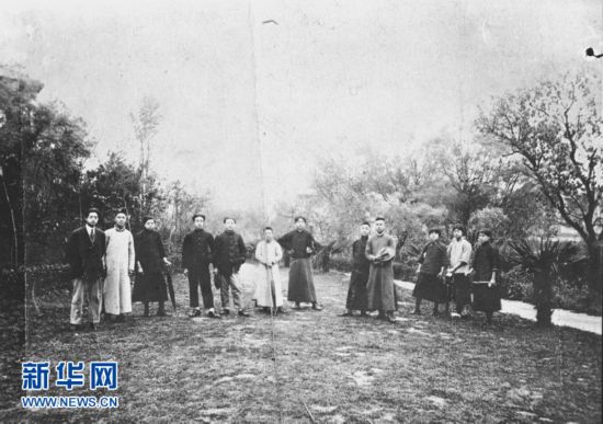 1920年5月8日，新民学会部分会员在上海半淞园合影。左七为毛泽东。新华社稿&#13;