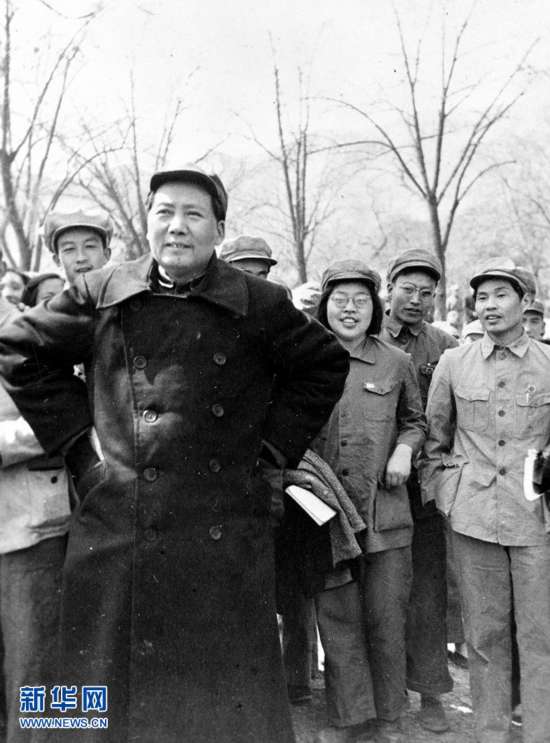 1949年4月21日，毛泽东同志在北京接见出席新民主主义青年团第一次全国代表大会的代表。新华社稿