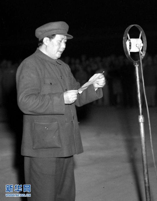 1949年9月30日，中国人民政治协商会议第一届全体会议通过为革命先烈建立纪念碑。当天下午六时，毛泽东主席率领全体委员在天安门广场为纪念碑举行了庄严隆重的奠基典礼。毛泽东主席在人民英雄纪念碑奠基典礼上致词。