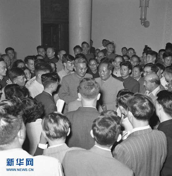 中国共产党第八次全国代表大会于1956年9月15日至9月27日在北京举行。 9月27日，大会胜利闭幕，毛泽东步出会场时，受到大会代表和工作人员们的热烈欢迎。 新华社记者齐观山摄