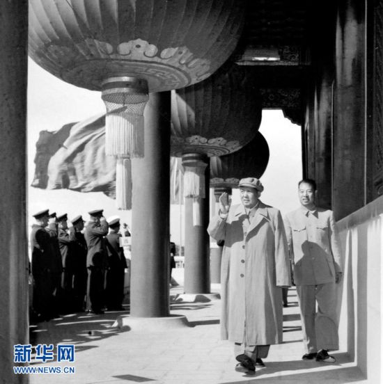 1958年10月1日，北京各界在天安门隆重集会游行，热烈庆祝中华人民共和国成立9周年。毛泽东主席走上天安门主席台。新华社记者侯波摄