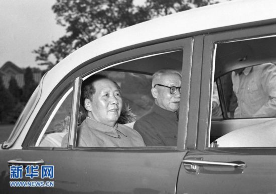 我国第一辆小轿车——“东风”牌轿车1958年5月14日到了北京，向中共八大第二次会议献礼。1958年5月21日，毛泽东主席观看并试坐了“东风”牌小轿车。毛泽东主席和林伯渠同志试坐“东风”牌小轿车。新华社记者侯波摄