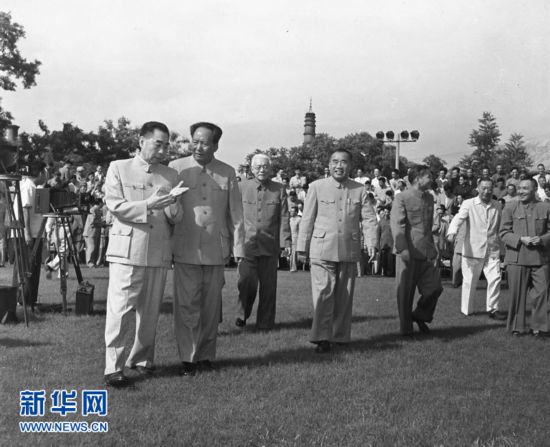 1956年，毛泽东等会见参加全国科学规划委员会扩大会议的代表。 新华社发（资料照片）
