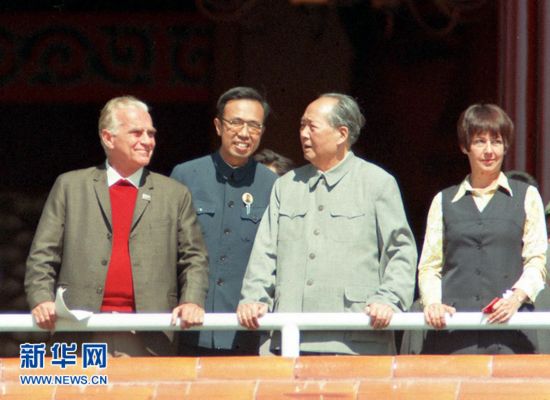 1970年10月1日，毛泽东和斯诺及夫人在天安门城楼上。同年12月，在和斯诺的谈话中，表示欢迎美国总统尼克松访问中国，改善中美两国关系。新华社记者齐铁砚摄